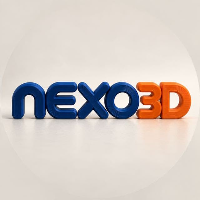 O logo da Nexo3D impresso em 3D, com as letras em azul e laranja